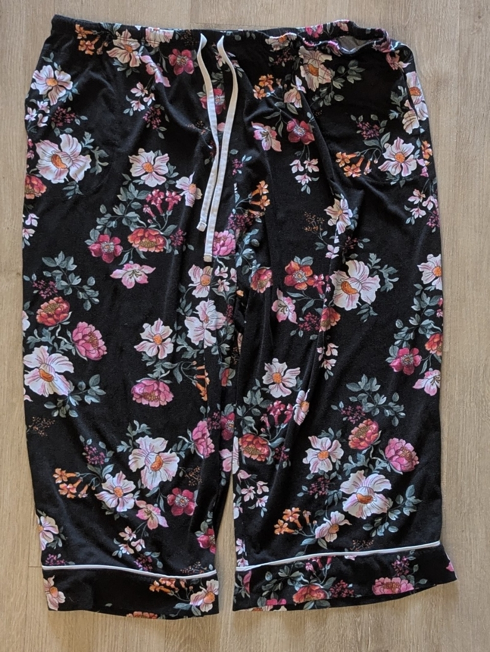 Room Service Black Floral Soft Short Sleeve And Capri Pajama Set XXL - Picture 5 of 6